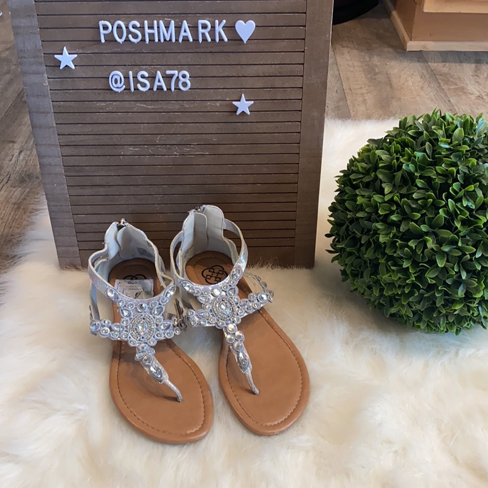 DAISY FUENTES Gilda sandals.